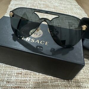 Versace unisex sunglasses 100 authentic like new